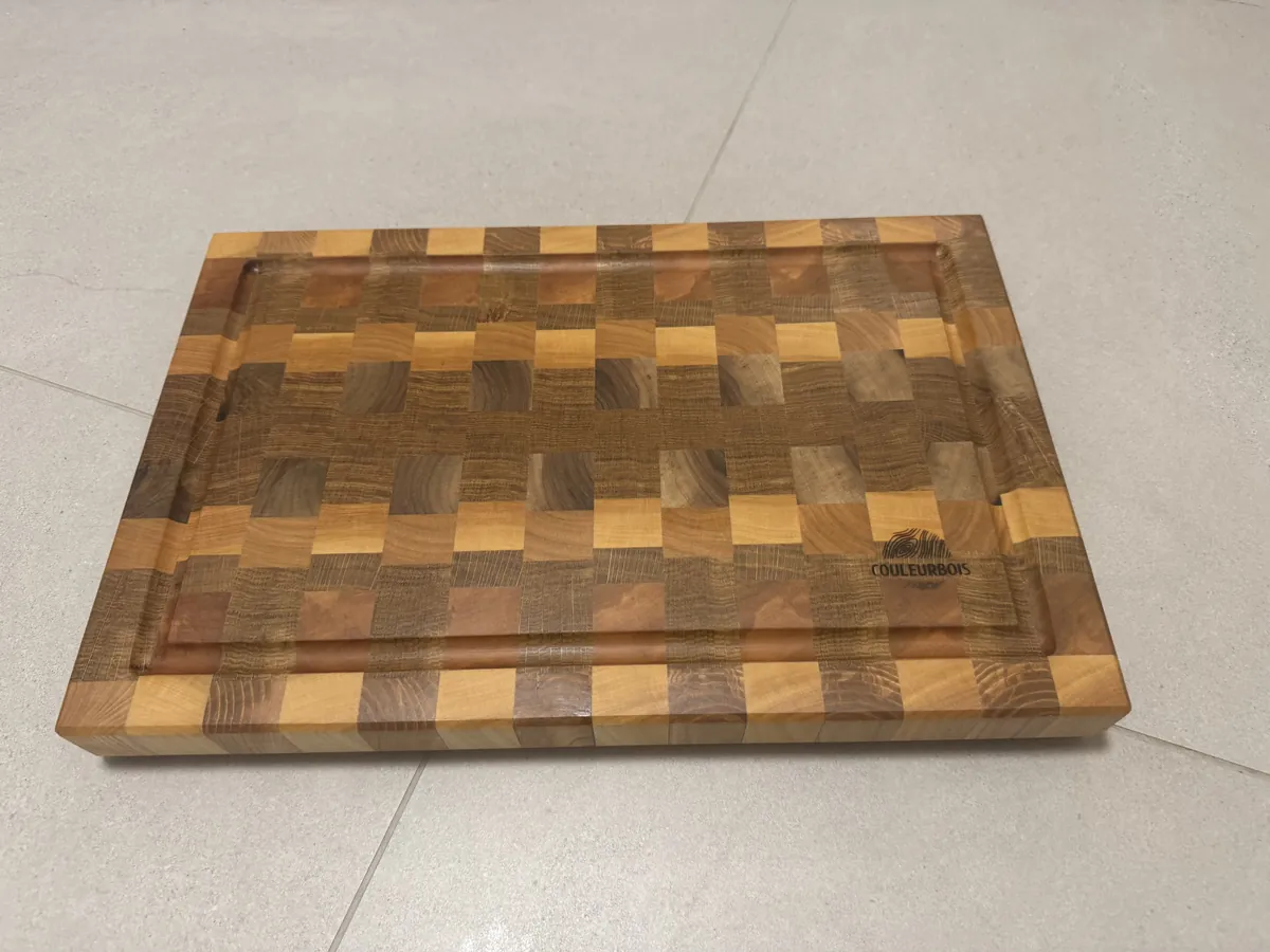 Billot de cuisine en bois de bout, damier de chêne et de frêne avec rigole à jus et logo CouleurBois