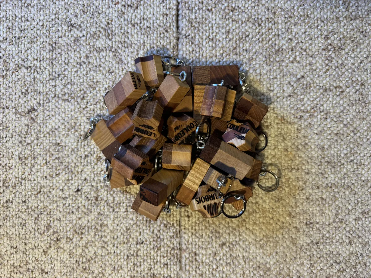 Assortiment de porte-clés en bois massif et résine gravés CouleurBois