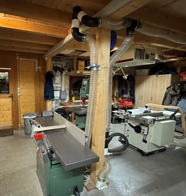 L'atelier CouleurBois au Solliat : dégauchisseuse, scie sur table et système d'aspiration